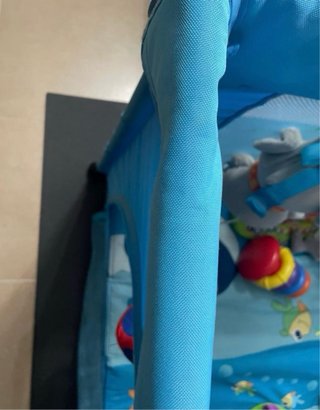 Parque infantil azul con juguetes