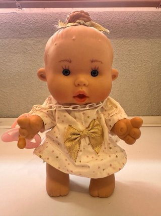 Muñeca bebé con chupete