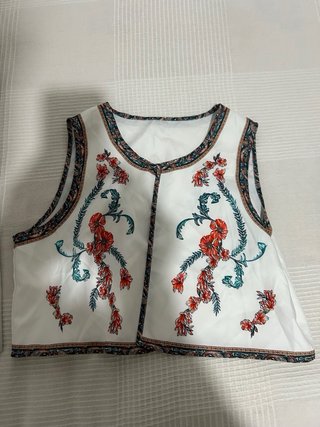 Blusa azul con volantes y tirantes. 3 faldas.