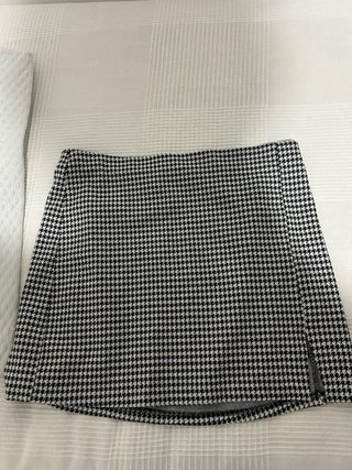 Blusa azul con volantes y tirantes. 3 faldas.