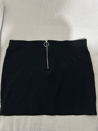 Blusa azul con volantes y tirantes. 3 faldas.