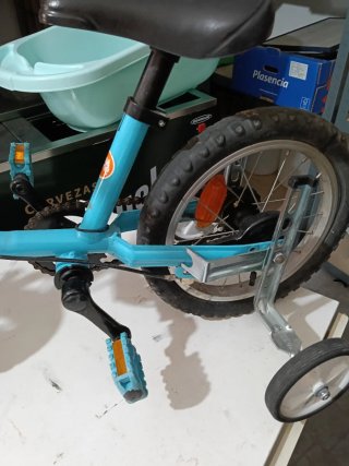 Bicicleta infantil azul con ruedines