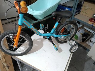Bicicleta infantil azul con ruedines