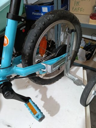 Bicicleta infantil azul con ruedines