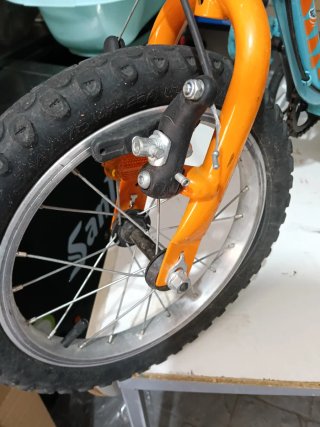 Bicicleta infantil azul con ruedines