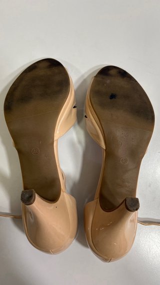 Zapatos charol beige tacón tiras