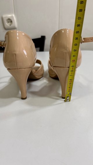Zapatos charol beige tacón tiras