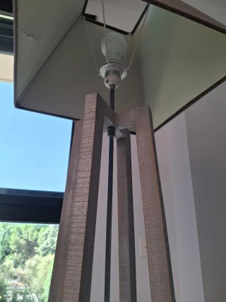 Lámpara de pie de madera y tela