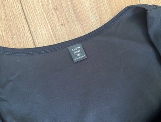 Vestido negro corto manga larga