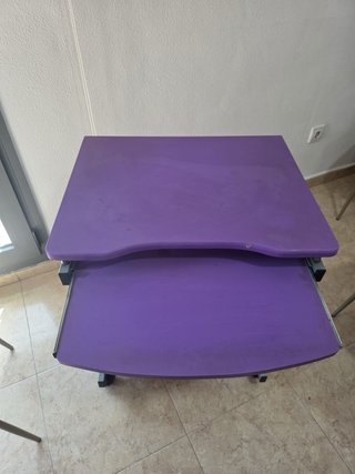 Mesa Ordenador con PC y Accesorios
