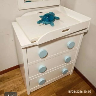 Cómoda infantil blanca con tiradores azules