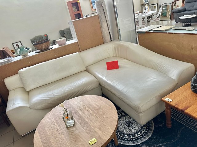 Sofá chaise longue de cuero blanco