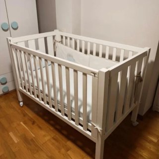 Cuna de madera blanca para bebé