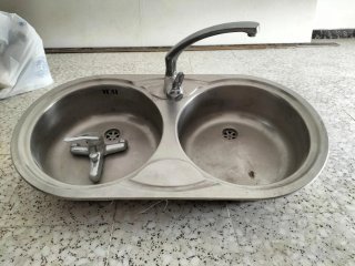Fregadero doble con grifo vintage