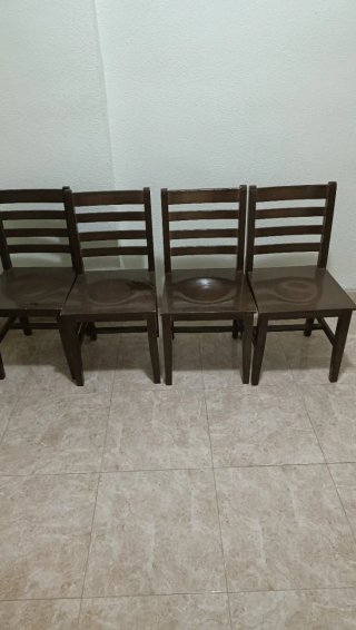 Juego de 4 sillas de madera