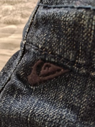 Pantalón vaquero Quiksilver azul y marrón