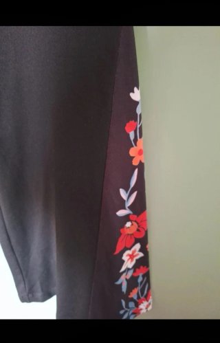 Pantaloni a zampa curvy neri con fiori
