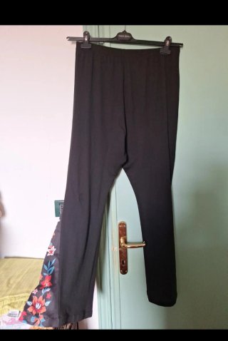 Pantaloni a zampa curvy neri con fiori