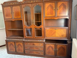Vitrina de madera y cristal