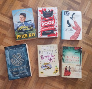 Lote 2-6  libros romance, comedia y crimen -inglés