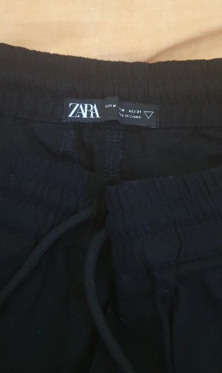 Pantalones deportivos negros con logo