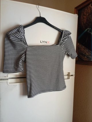 Blusa de rayas blancas y negras