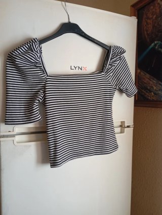 Blusa de rayas blancas y negras