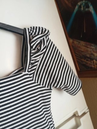 Blusa de rayas blancas y negras