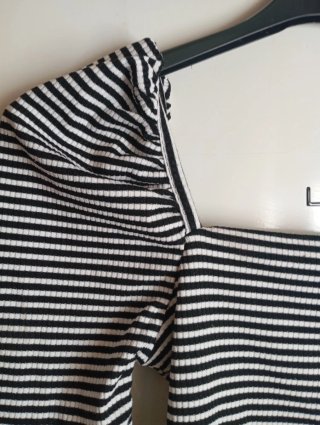 Blusa de rayas blancas y negras