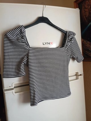 Blusa de rayas blancas y negras