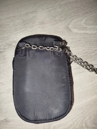 Bolso pequeño negro con cadena