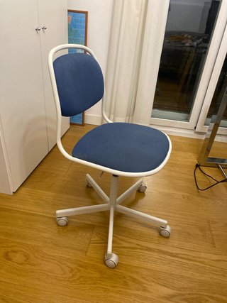 Dos sillas IKEA. Una negra y blanca y la otra azul