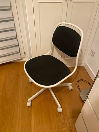Dos sillas IKEA. Una negra y blanca y la otra azul