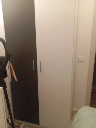 Cama nido con armario y estantería.