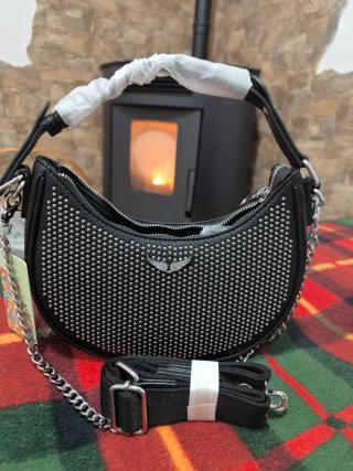 Bolso negro con tachuelas
