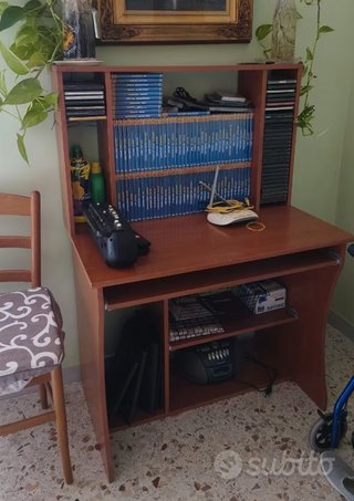 Scrivania per PC in legno marrone