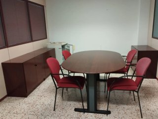 Lote de oficina: escritorio armario sillas