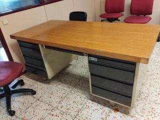 Lote de oficina: escritorio armario sillas