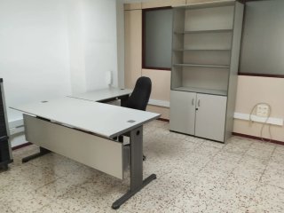 Lote de oficina: escritorio armario sillas