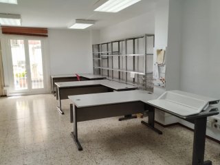 Lote de oficina: escritorio armario sillas