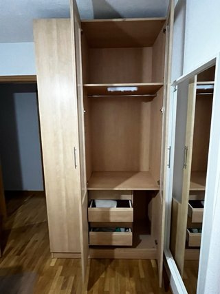 Armario de madera con puertas transparentes