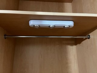 Armario de madera con puertas transparentes
