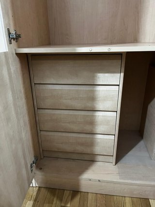 Armario de madera con puertas transparentes