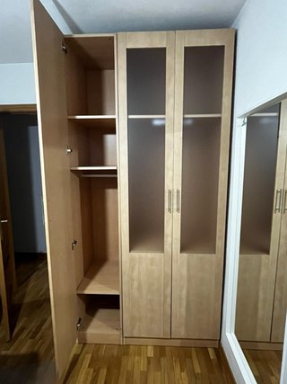 Armario de madera con puertas transparentes