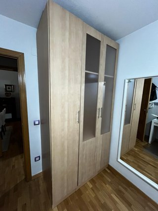 Armario de madera con puertas transparentes