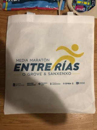 Camiseta e medalla Entre Rías 2026