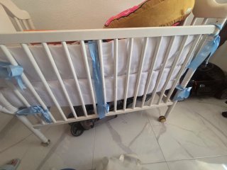 Cuna de madera blanca