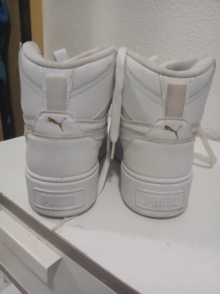 Zapatillas Puma Blancas y Doradas
