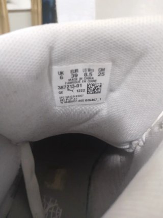 Zapatillas Puma Blancas y Doradas