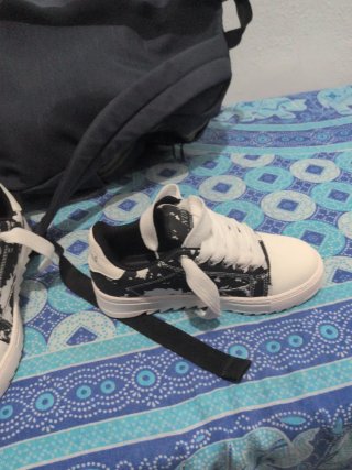Zapatillas deportivas blancas y negras